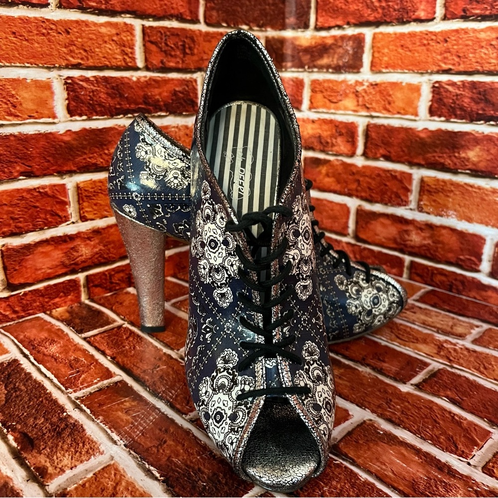 Oh Deer! Retro Lace up Peep-Toe Heels Paisley Like Pattern Crackled Gold Blue 10